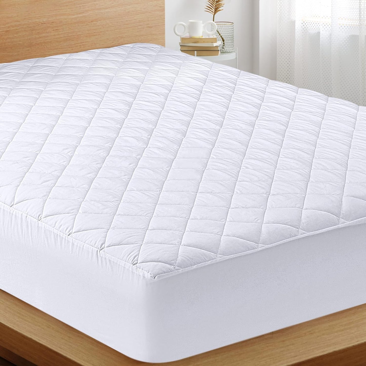 Fitted Mattress Pad (Queen), Elastic Fitted Mattress Protector, Mattress Cover Stretches up to 16 Inches Deep, Machine Washable Mattress Topper